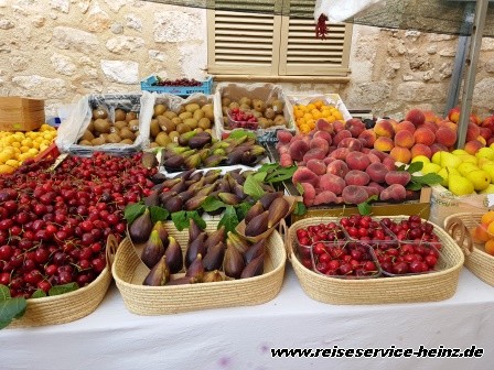 Marktstände mit frischem Obst